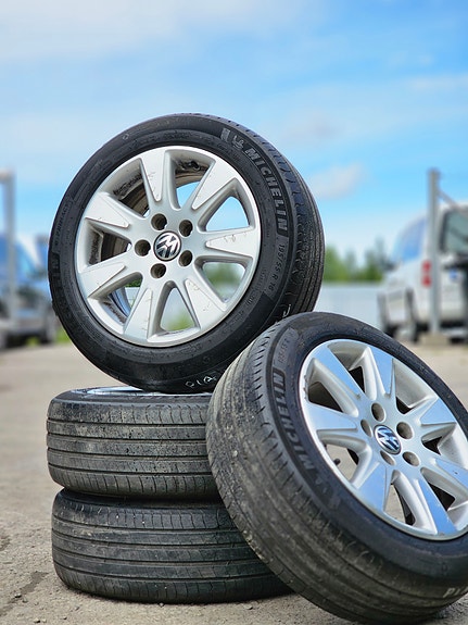 16" oem VW vanteet hyvillä Michelin renkailla