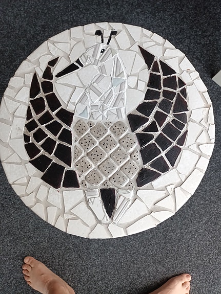 Mosaiikkipöytä pyöreä valkoinen, lintukuvio, pikkupöytä