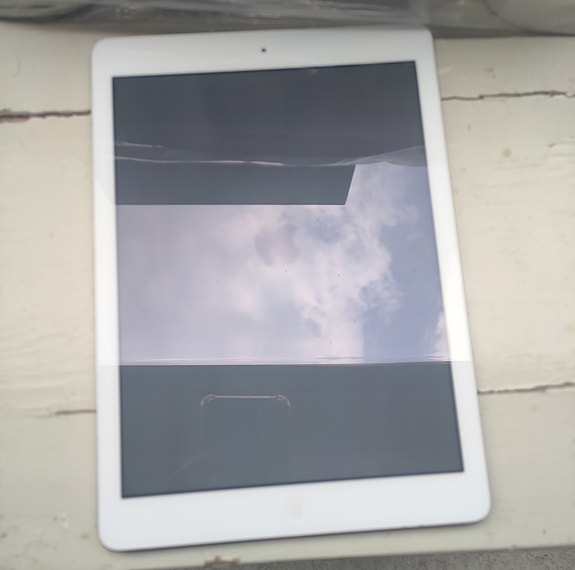 iPad Air 1st valko/hopea
