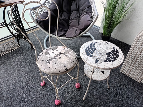 metallinen tuoli ja mosaiikkinen pikkupöytä setti
