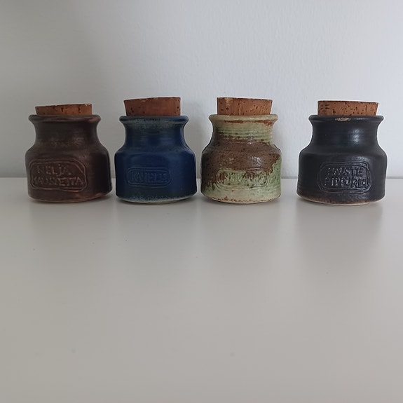 Vanhat Arabian maustepurkit korkkikansilla