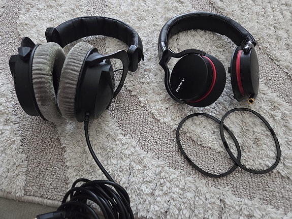 Kahdet kuulokkeet korjattavaksi. Beyerdynamic DT770 PRO ja Sony MDR-1A