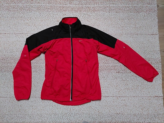 Nike juoksutakki.