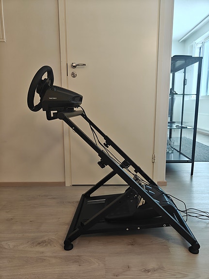 Logitech G923 ratti ja polkimet telineellä
