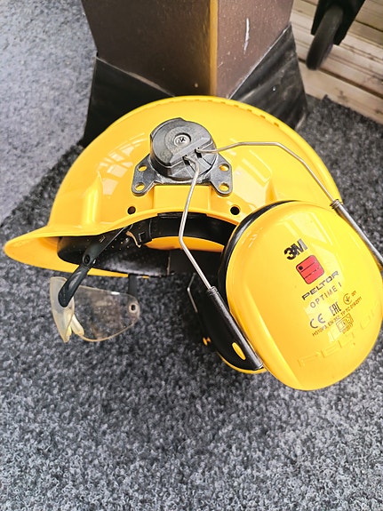 3M kypärä kuulosuojaimilla ja visiirillä