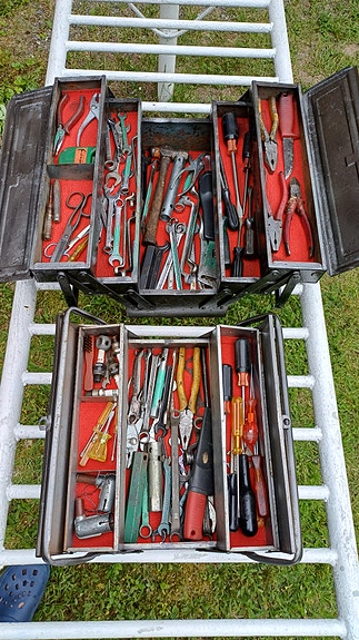 Metalliset työkalupakit työkaluilla