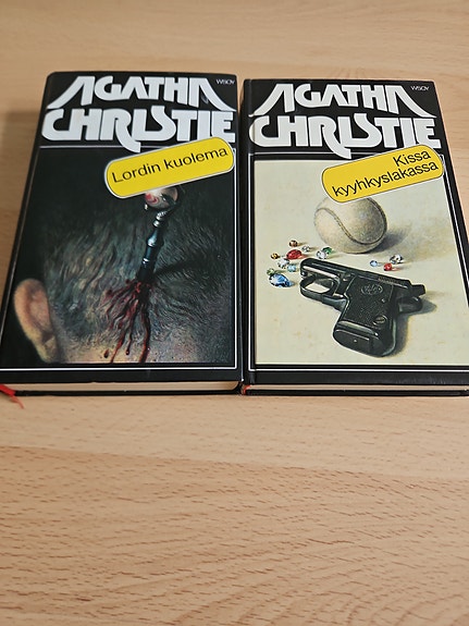 Agatha Christien "Lordin kuolema" ja "Kissa kyyhkyslakassa"