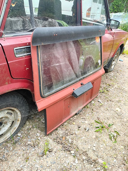 Lada takaluukku / takaluukun ovi punainen