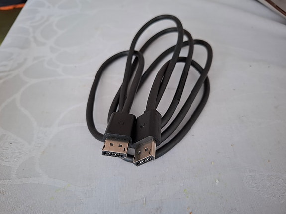 Display port- , ethernet-  ja virtakaapeleita