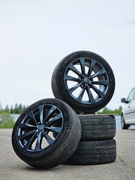 18" siistit 5x114.3 vanteet hyvillä Michelin renkailla