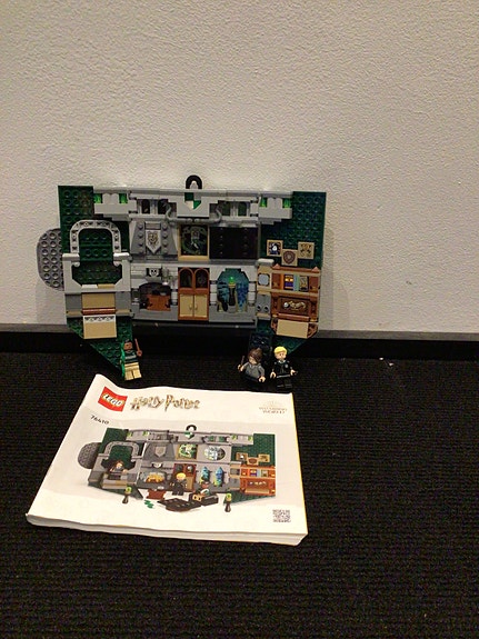 LEGO Harry Potter Luihuisen tuvan vaakuna
