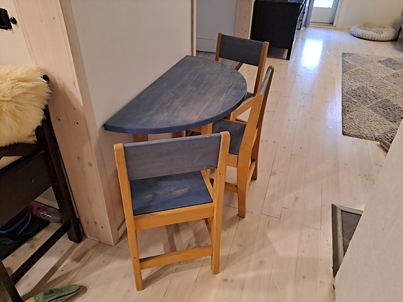 Lasten pöytä ja tuolit