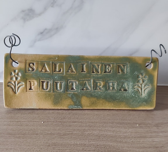 Salainen puutarha -keraaminen kyltti