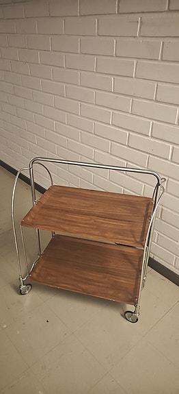 Laadukas vintage tarjoiluvaunu pyörillä USSR
