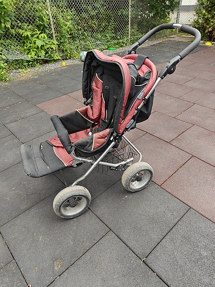 Emmaljunga lastenrattaat neljällä renkaalla punamusta
