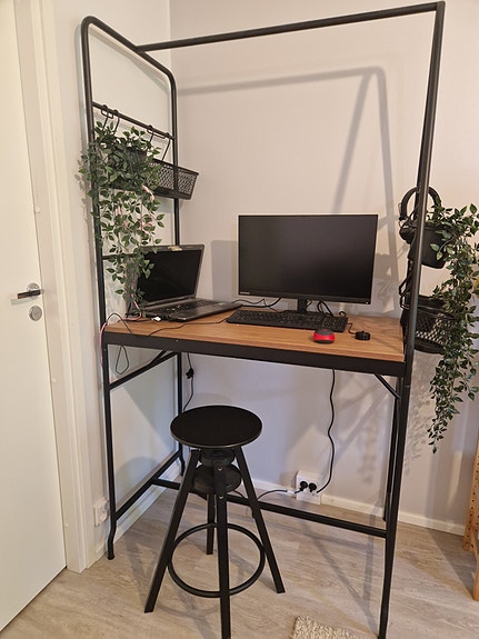 Baaripöytä ja kaksi tuolia