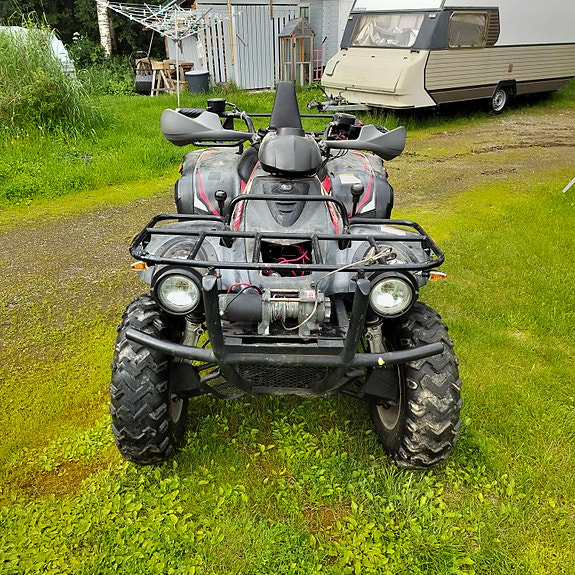 Mönkijä musta/punainen Linhai 300 vaihto asuntovaunuun