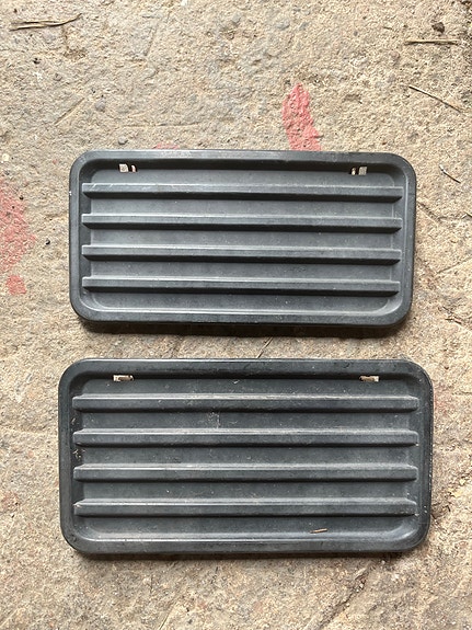 BMW E30 Pre-facelift sumuvalojen peitemuovit