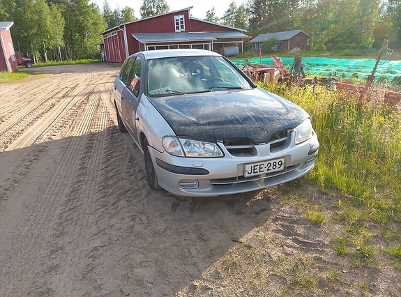 Nissan Almera 1.5 bensa osina