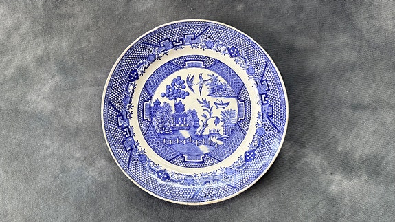 Arabia Willow -syvä lautanen, APA-leima (v. 1917–1927)