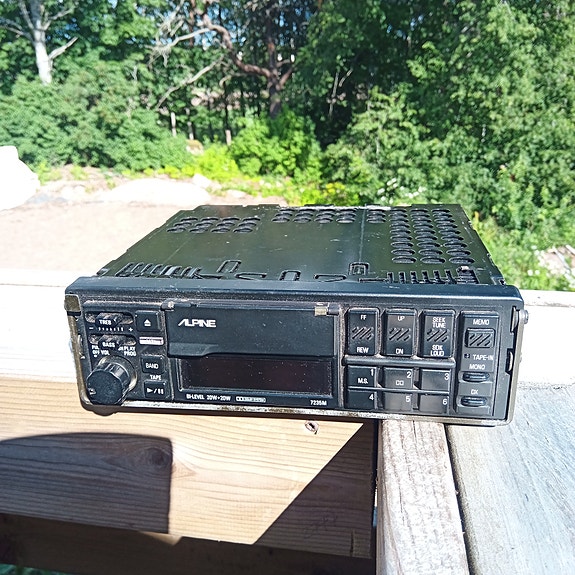 Radiokasettisoitin Alpine