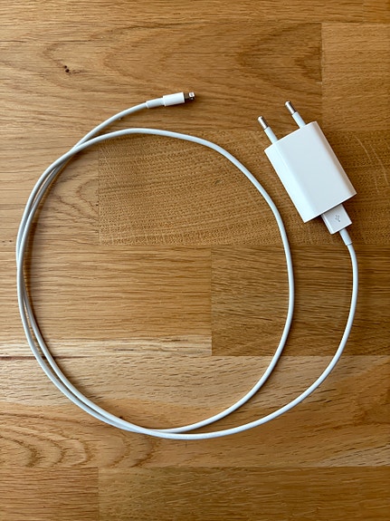 Apple laturi Lightning-kaapelilla
