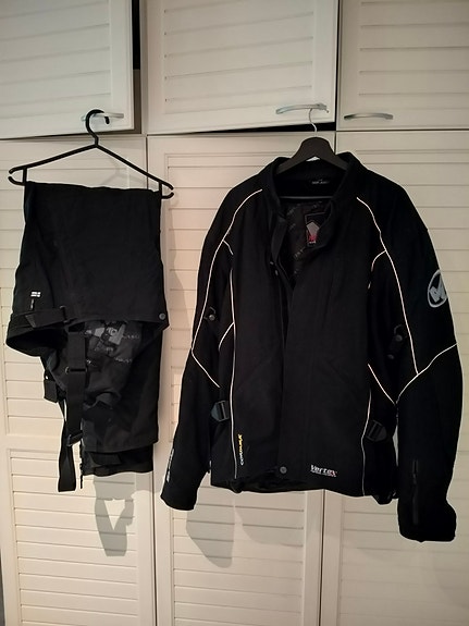 MP-AS? ajotakki 4XL ja ajohousut XL musta
