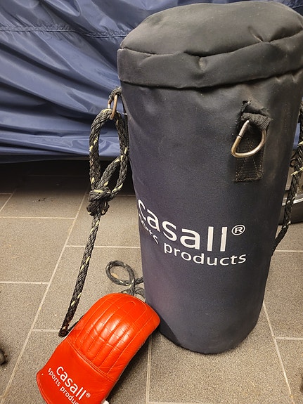 Casall nyrkkeilysäkki ja hanskat