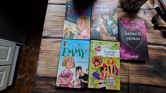 Tytölle 5 x Girl:it kirja: Emmy x 2 + Unelmien prinssi + Hullut sydämet + Sy