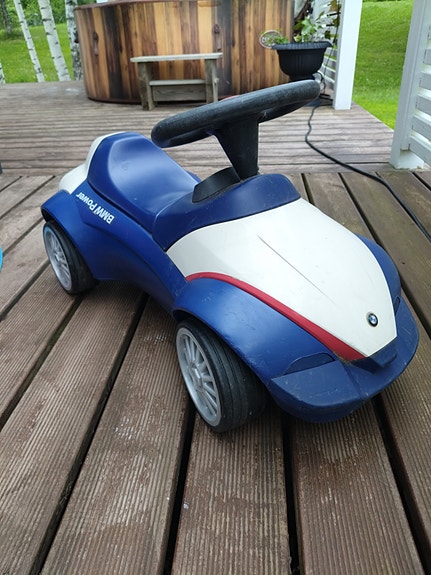 BMW päältä ajettava auto taaperolle