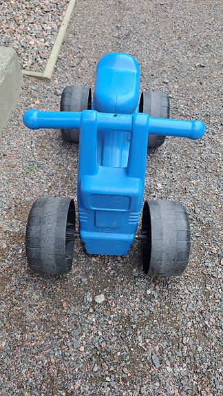 Myydään sininen Plasto merkkinen lasten mopo.