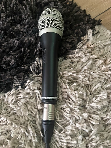 Myydään 2 kpl kaiutinta, 2 kpl mikrofoni + mixeri