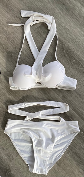 Valkoiset bikinit