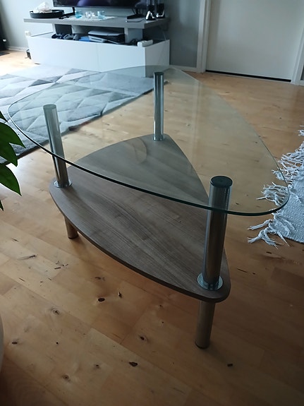 Olohuoneen lasipöytä