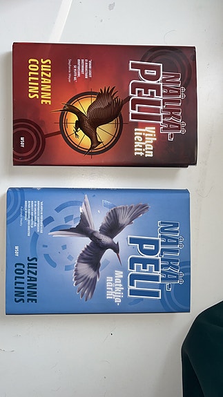 Suzanne Collins Nälkäpeli kirjat Vihan liekit ja Matkijanärhi