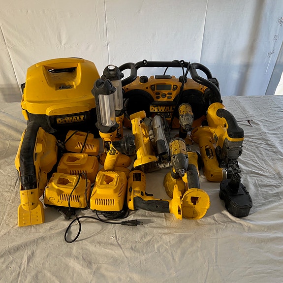 13 kpl Dewalt 18v (ovaali akku) runkoja