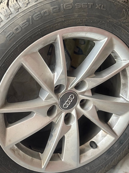 Audi 16 alumiinivanteet ja hyväkuntoiset talvirenkaat