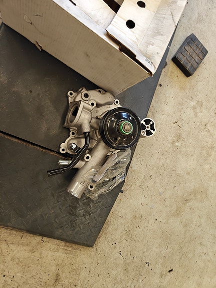 Dodge Ram 5,7 Hemi vesipumppu