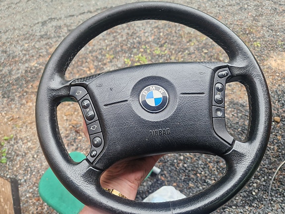BMW ohjauspyörä monitoiminapeilla