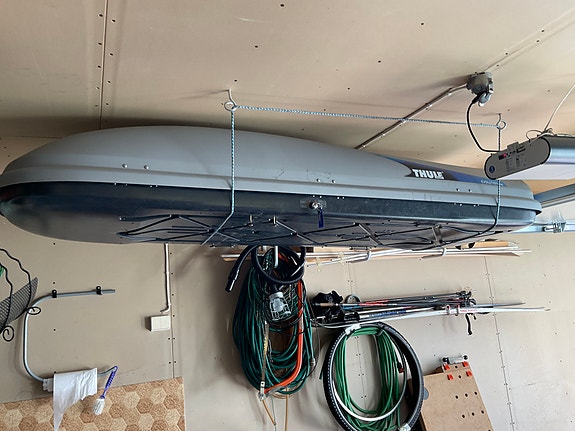 Thule Evolution 700 kattoboksi ja kaiteet.