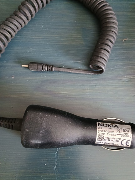 2 Nokia autolaturia/ Nokia kuulokkeet (avaamaton paketti)