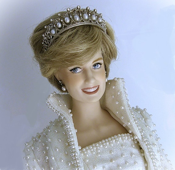 Prinsessa Diana Iso Posliininukke