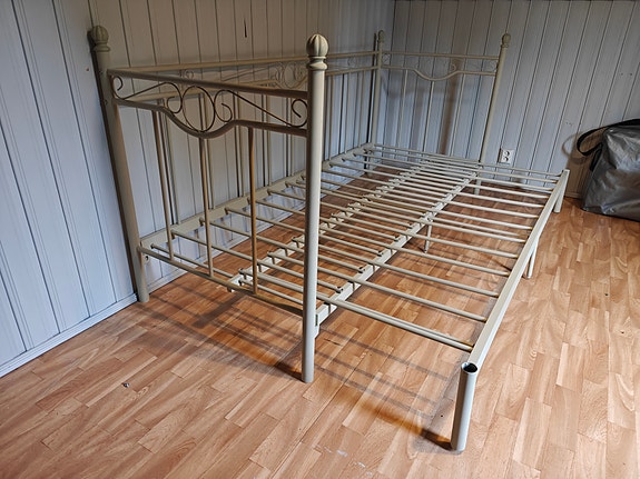 Levitettävä sänky / sohva
