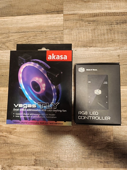 Akasa Vegas TLY RGB-tuuletin ja Cooler Master RGB LED -ohjain
