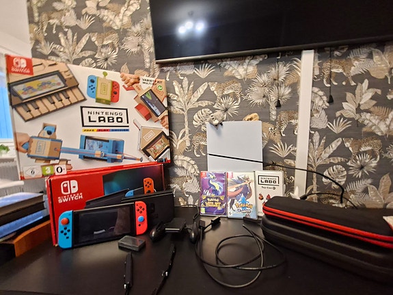 Nintendo Switch + Pokémon pelit — erittäin hyvä kunto
