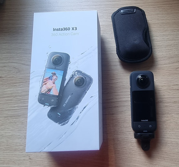 Insta360 X3  + 512 Gt muistikortti + kiinnikkeitä kameralle