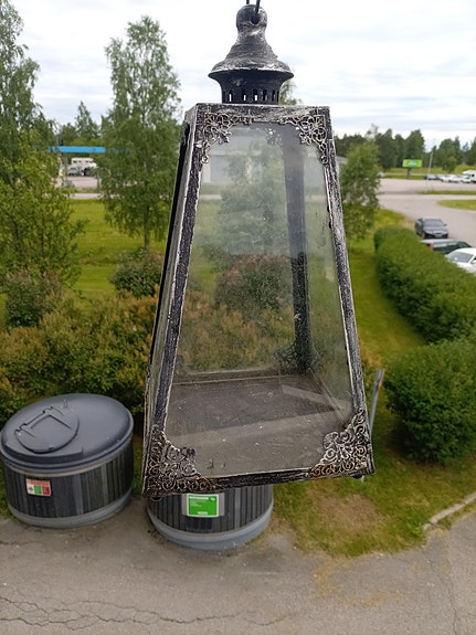 Metallinen lyhty lasiseinillä