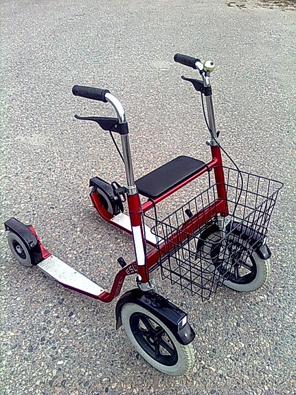 Tuplapotku rollaattori