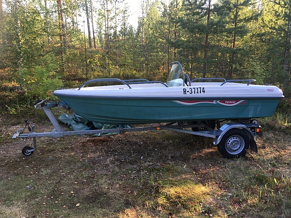 Terhi 4110 avovene vihreä-valkoinen, traileri ja moottori