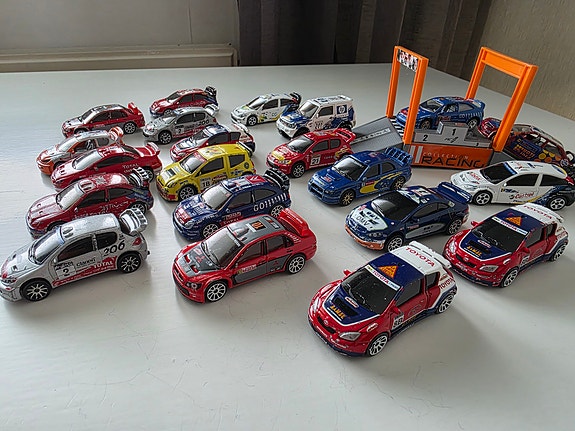 Pikkuautoja 21 kpl